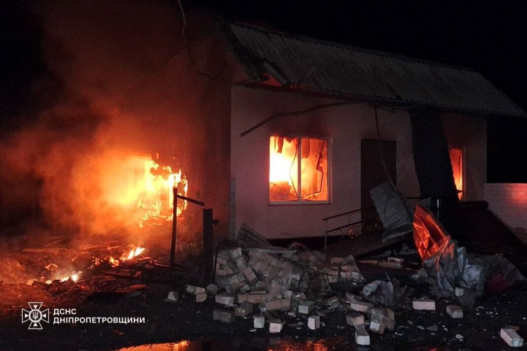 Палаючий приватний будинок на Дніпропетровщині після нічної атаки дронами