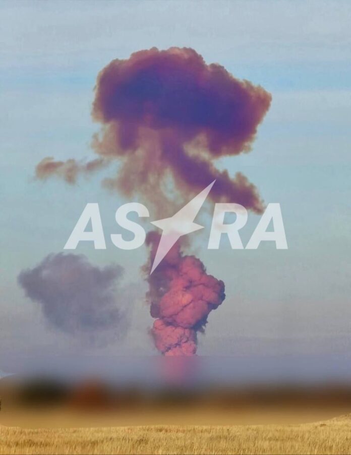 Фіолетово-червона хмара диму у формі гриба після вибуху на ракетному полігоні під Оренбургом