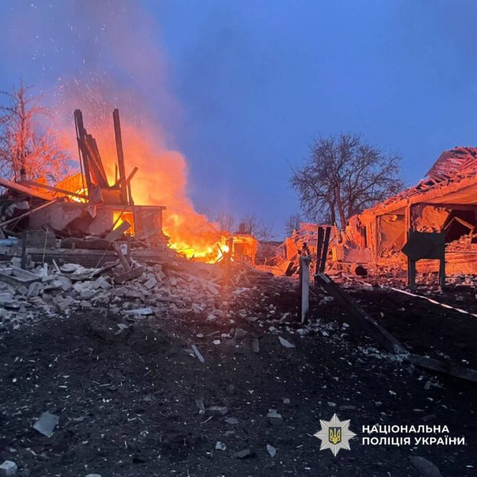 Наслідки авіаудару по селу Шестакове на Харківщині, руйнування та пожежа