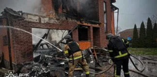 Нічна атака на Київщину – є загиблий Рятувальники ДСНС гасять пожежу у зруйнованому будинку на Київщині