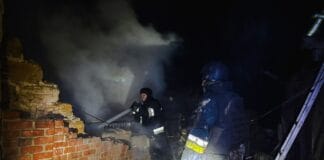 Рятувальники ліквідовують пожежу після удару дронів у Плоскому