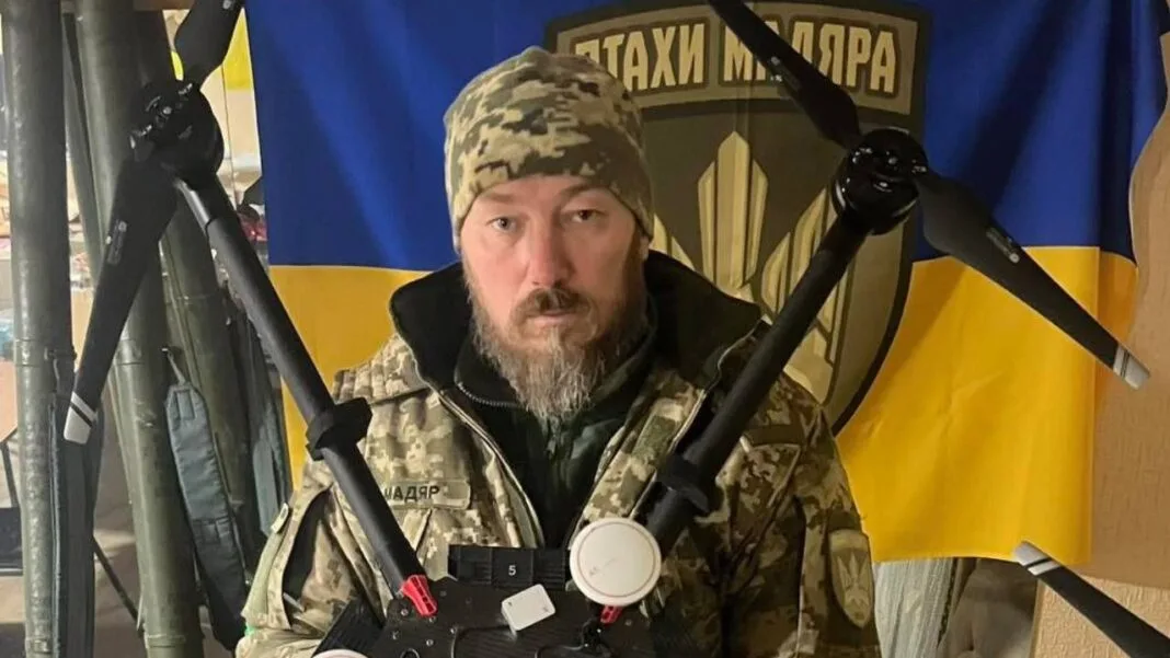 robert-madyar-brovdi Роберт «Мадяр» Бровді на фоні безпілотників Сил безпілотних систем.