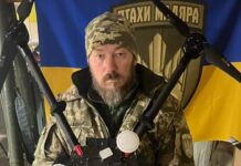 Роберт «Мадяр» Бровді на фоні безпілотників Сил безпілотних систем.