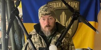 Роберт «Мадяр» Бровді на фоні безпілотників Сил безпілотних систем.