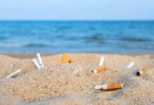 Мальдіви першими у світі заборонили куріння для покоління після 2007 року Пляж на Мальдівах з недопалками