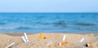 Пляж на Мальдівах з недопалками