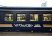 Укрзалізниця припиняє рух потягів до Слов’янська та Краматорська Потяг Укрзалізниці на тлі вокзалу