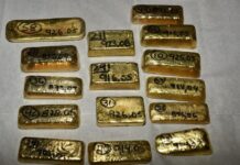 Вилучені під час обшуку люксові годинники та золото