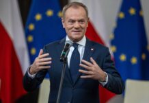 Дональд Туск під час заяви про безпеку Польщі