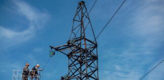 Електрики відновлюють лінії електропередач після атаки РФ