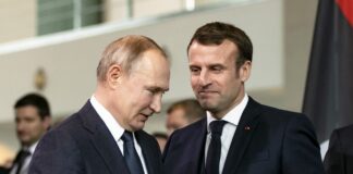 French and Russian Presidents Emmanuel Macron and Vladimir Putin
