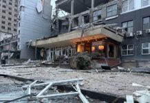 Зруйнована виборча дільниця після бойових дій в Україні