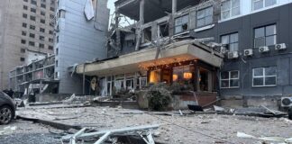 Зруйнована виборча дільниця після бойових дій в Україні