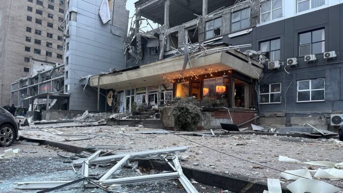 Зруйнована виборча дільниця після бойових дій в Україні