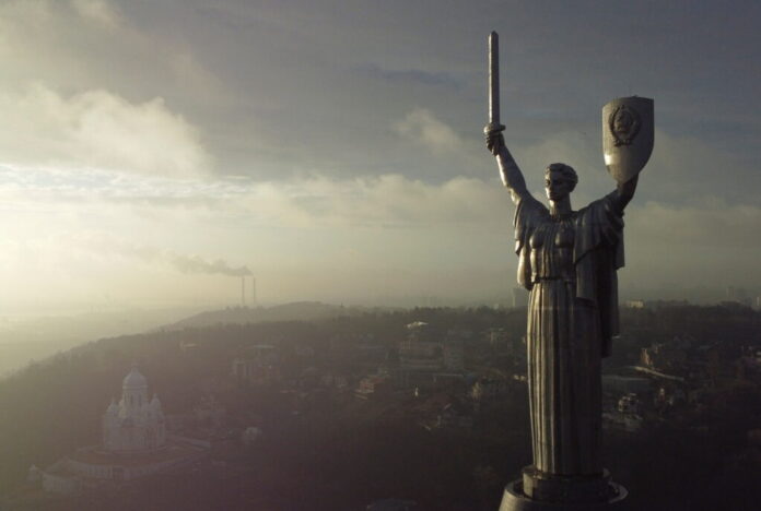 У Києві зафіксували сильний смог і запах гару