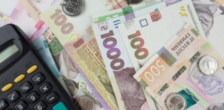 Українські гривні на столі