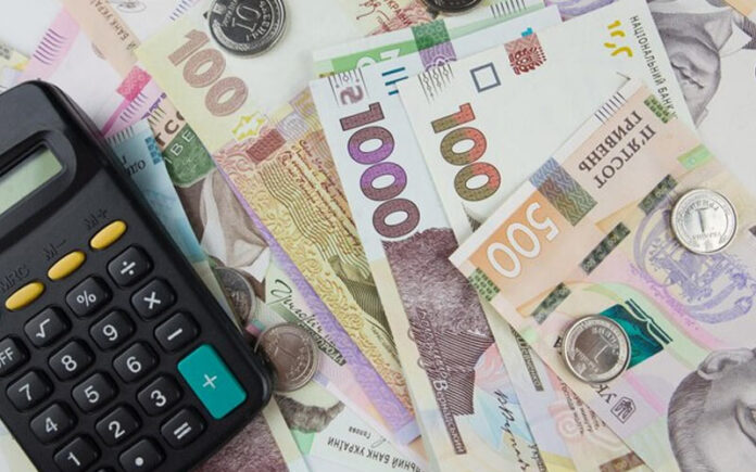 Українські гривні на столі