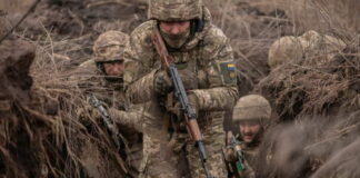 Українські військові під час служби на позиціях