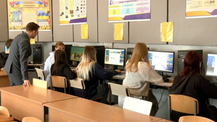 39264641d97821d3 Учні складають тестування у форматі НМТ в аудиторії