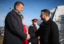Зеленський прибув до Лондона, його зустрів Залужний Прибуття Зеленського до Лондона, на зустрічі — Валерій Залужний.