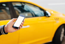 Таксист користується додатком онлайн-сервісу для замовлення поїздок