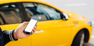 Таксист користується додатком онлайн-сервісу для замовлення поїздок