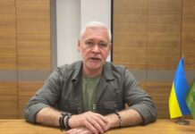 Зеленський нагородив мера Харкова орденом «За мужність» II ступеня Мер Харкова Ігор Терехов під час публічного виступу