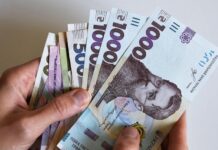 Папка студента та університетський кампус.