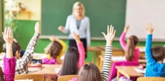 Учні української школи на уроці