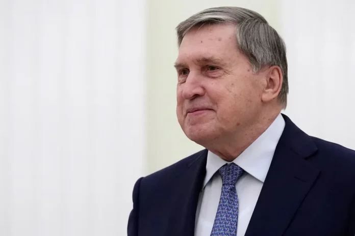 Pomichnik prezidenta Rosiyi z pitan zovnishnoyi politiki Yuriy Ushakov Помічник президента росії Юрій Ушаков під час заяви у кремлі