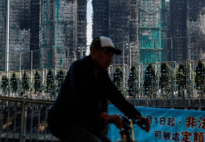 Зруйнований пожежою житловий комплекс Wang Fuk Court в Гонконзі