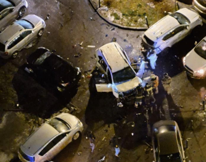 Пошкоджені автомобілі після вибуху поблизу Москви