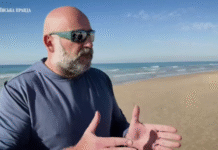 Mindić talking to journalists