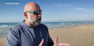 Міндіч під час спілкування з журналістами