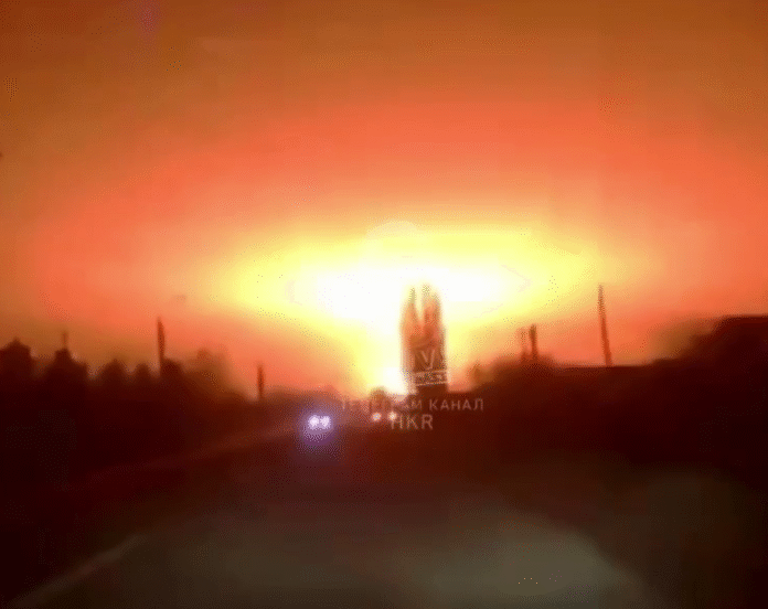 Яскравий спалах після ракетного удару по Кривому Рогу