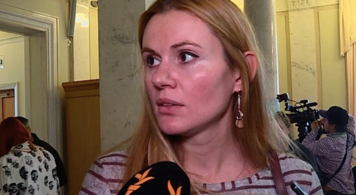 Screenshot_2 Anna Skorokhod talking to journalists