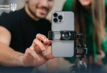 Смартфон із соціальною мережею та символікою російської пропаганди