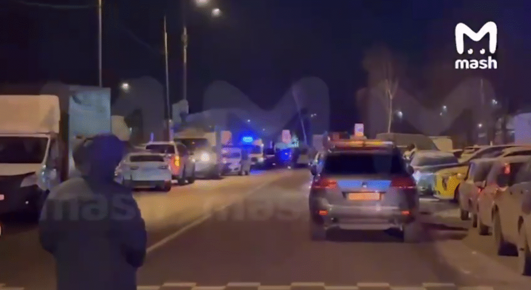 Поліцейські авто та спецслужби на місці вибуху в москві вночі