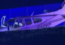 У Флориді літак протаранив авто під час аварійної посадки Аварійна посадка легкомоторного літака на трасу у Флориді, літак протаранив автомобіль.