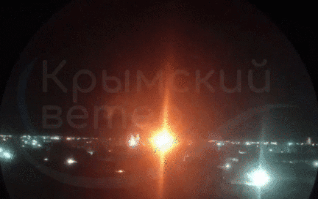 Вибух у нічному небі над окупованим Кримом
