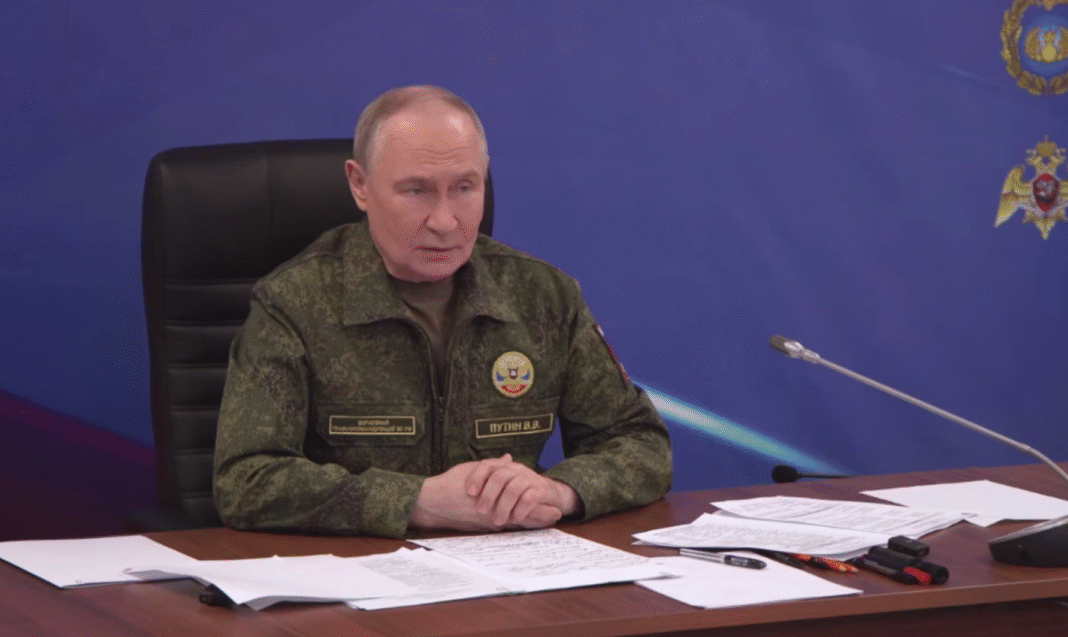 Володимир путін у військовій формі під час заяв про війну проти України