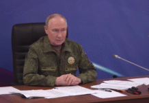 Володимир путін у військовій формі під час заяв про війну проти України