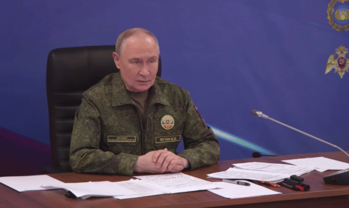 Володимир путін у військовій формі під час заяв про війну проти України