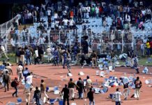 Фанати Мессі розгромили стадіон в Індії Заворушення фанатів на стадіоні в Індії під час появи Мессі