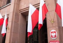 Польщу не запросили на перемовини щодо завершення війни Прапори Польщі біля будівлі державних інституцій у Варшаві
