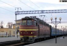 Пасажирський поїзд на залізничній станції гілки Київ—Ковель