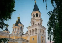 Court postpones case on termination of UOC (MP) activities Будівля суду, де розглядали справу щодо припинення діяльності УПЦ (МП)