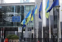 Мирний план України передбачає вступ до ЄС до 2027 року Прапори України та ЄС на тлі будівлі Європейської комісії