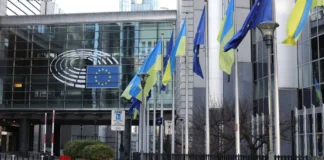 Flags of Ukraine and the EU in front of the European Commission building
