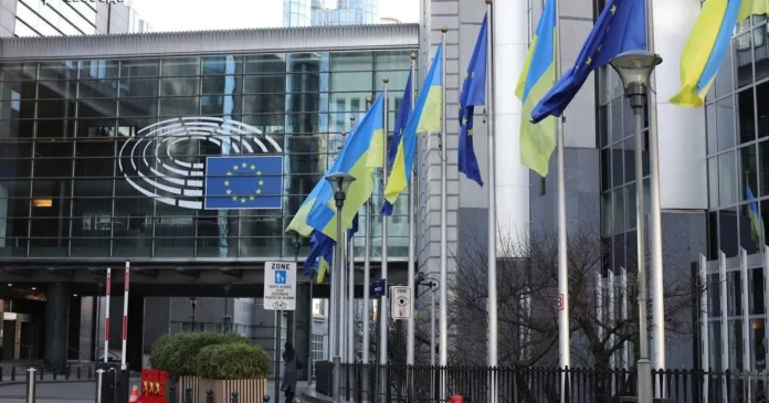 photo2025-02-2408-40-52-2 Прапори України та ЄС на тлі будівлі Європейської комісії